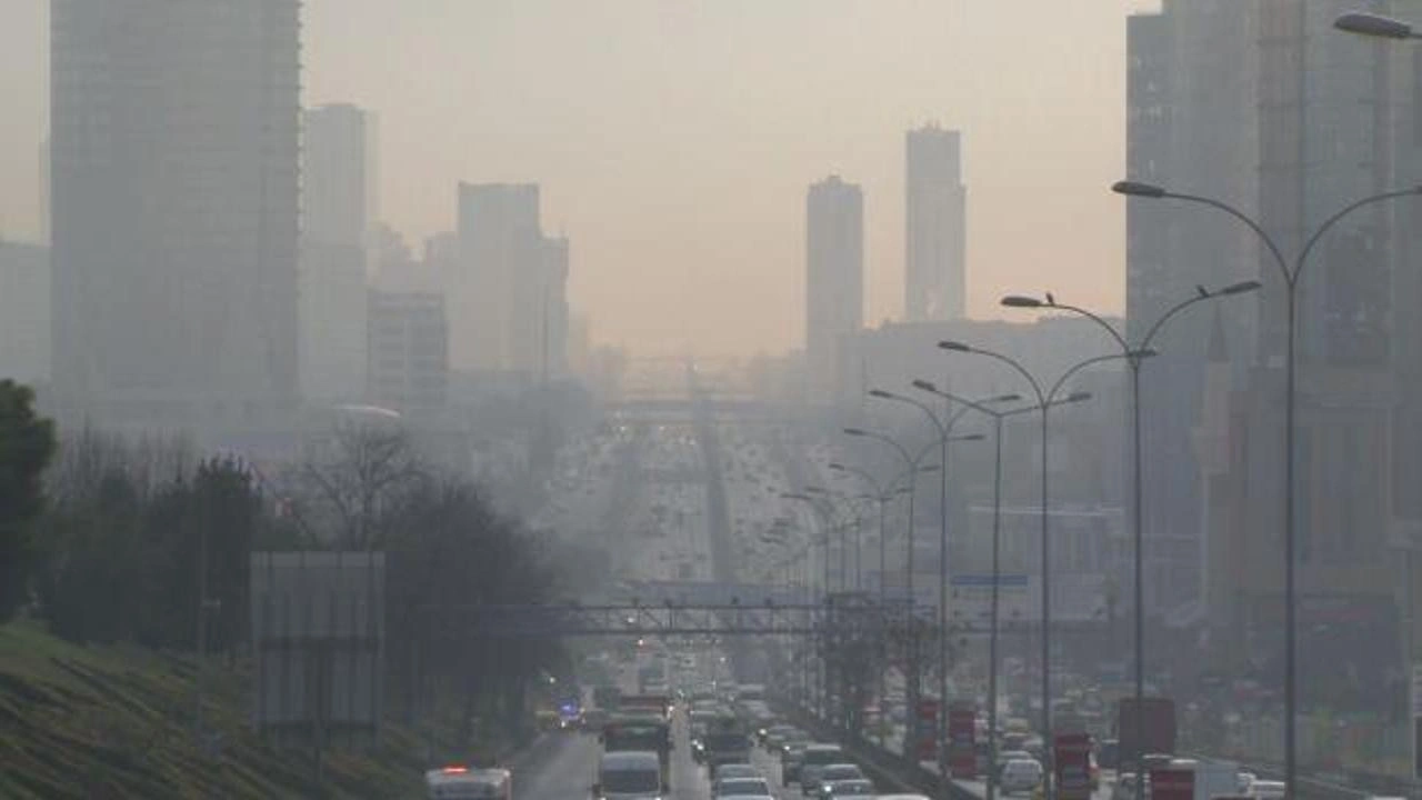 İstanbul'da bu sabah! Hava kirliliği nedeniyle sis ve pus şehri kapladı