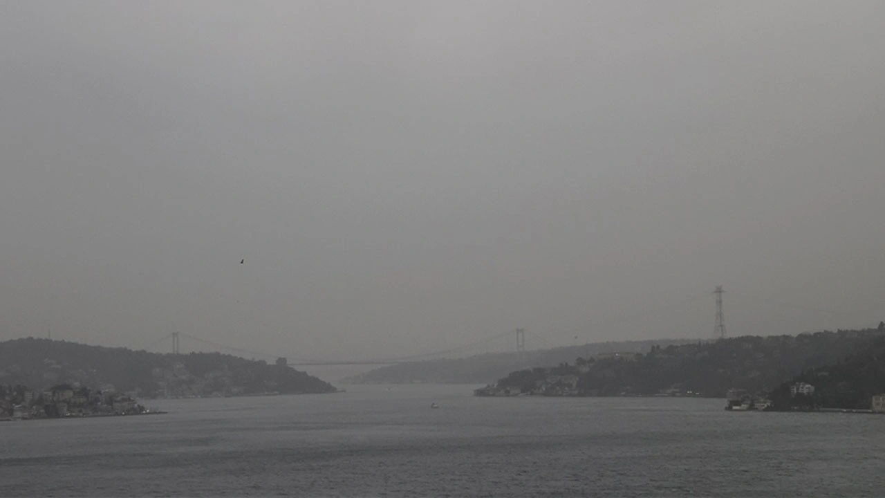 İstanbul'da gemi trafiği askıya alındı