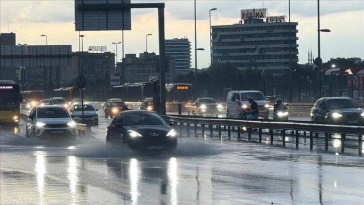 İstanbul'da gök gürültülü sağanak etkili oldu