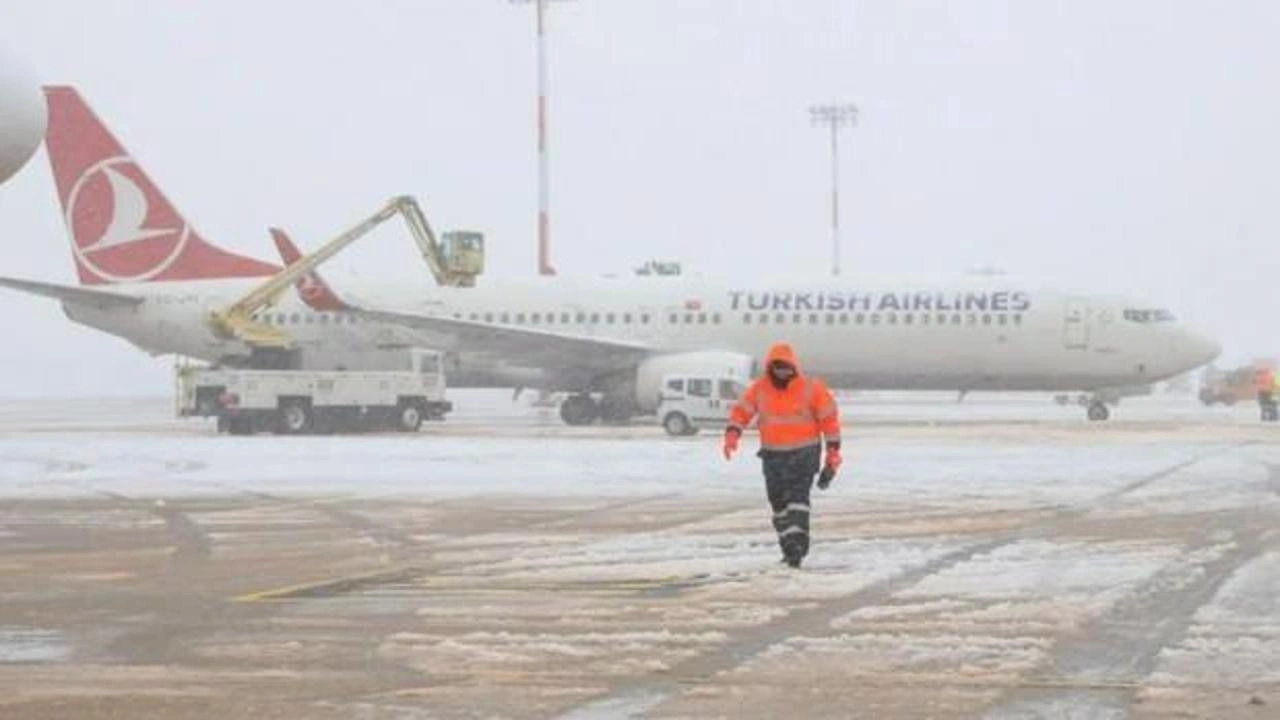 İstanbul'da kar alarmı! Şimdiden çok sayıda uçuş iptal edildi