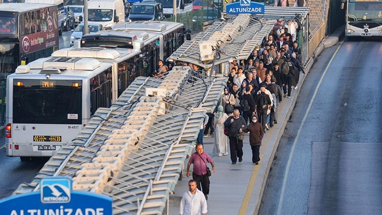 İstanbul'da metrobüslerdeki sorunlar yolcuları bezdirdi