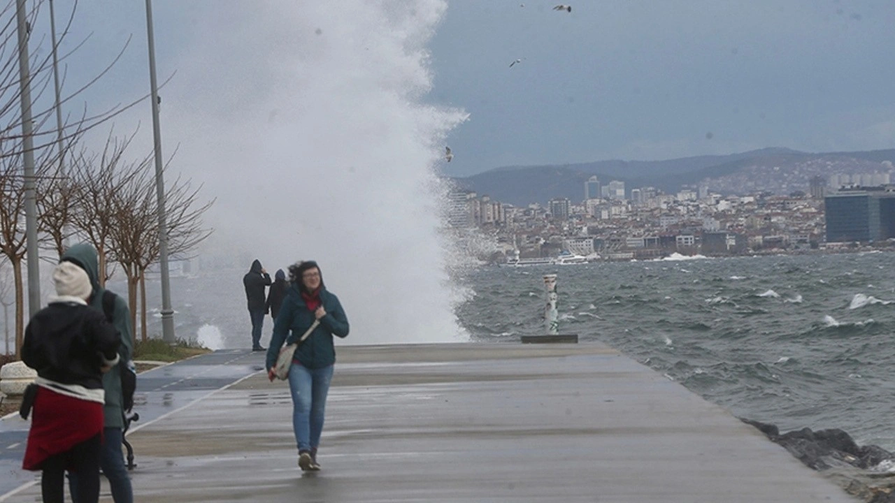 İstanbul'da olumsuz hava koşulları nedeniyle deniz ulaşımında aksama