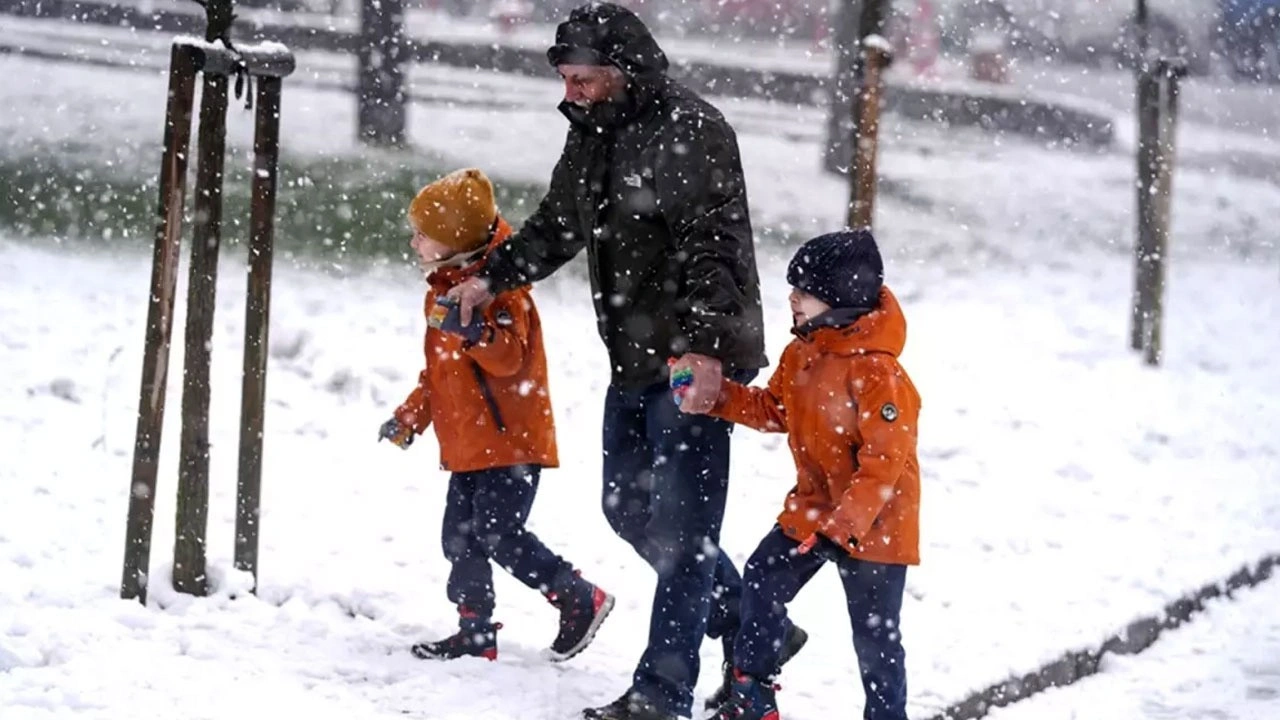 İstanbul'da şiddetli kar yağışı için saat verildi