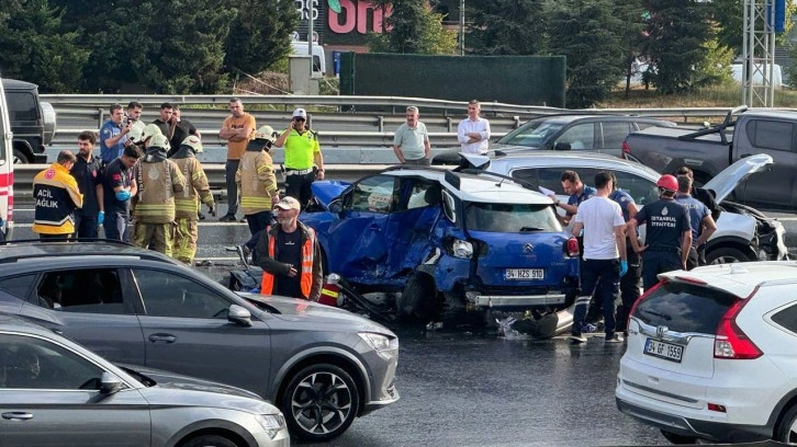 İstanbul'da TEM Otoyolu'nda 6 araç birbirine girdi: 2 ölü 4 yaralı