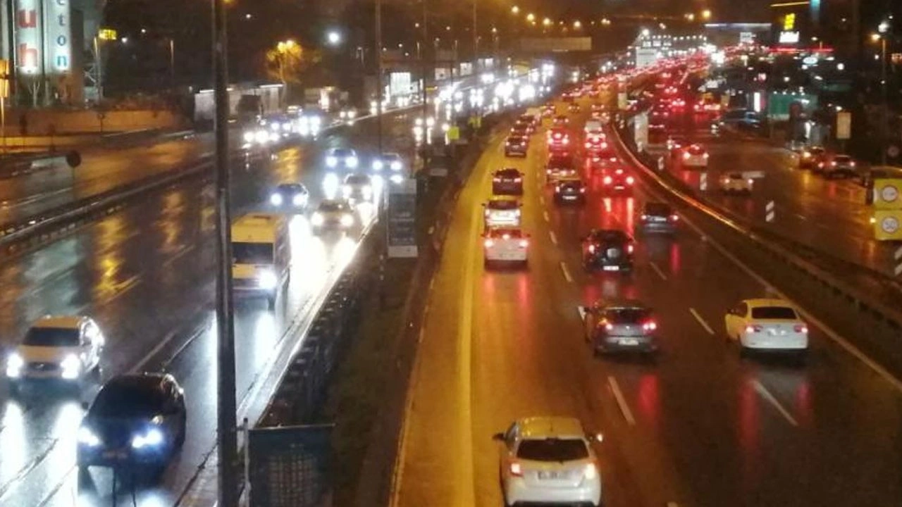 İstanbul'da yağış etkili oldu: Trafik durma noktasına geldi