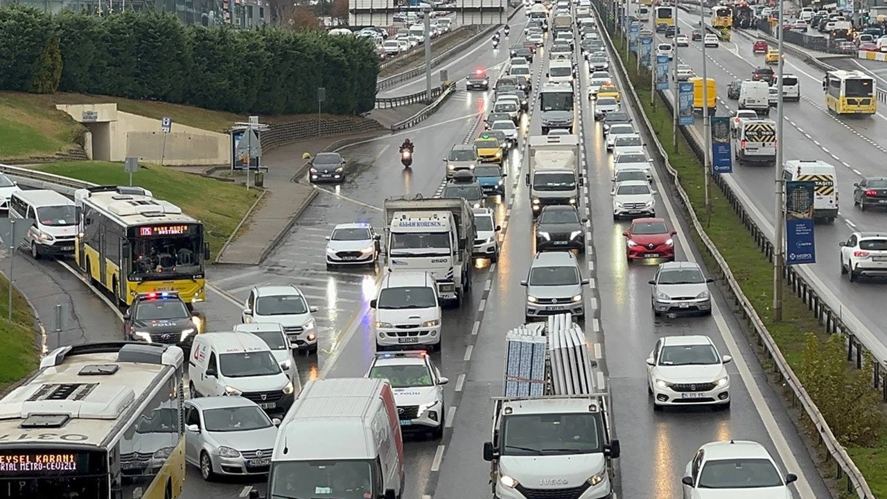 İstanbul'da yağışın da etkisiyle trafik yoğunluğu yüzde 78'e ulaştı