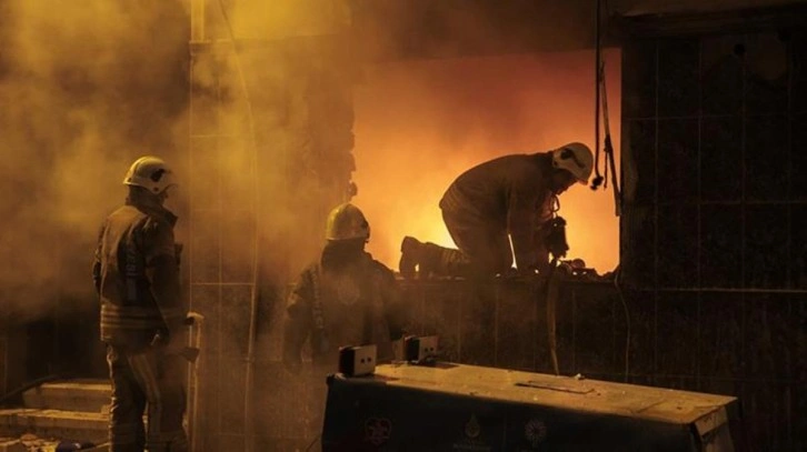 İstanbul Fatih'te bir binanın doğal gaz kutusunda patlama meydana geldi: 10 yaralı