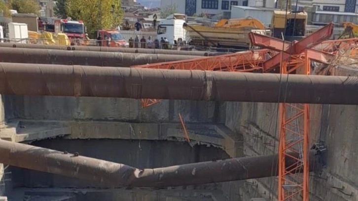 İstanbul Sancaktepe'de metro çalışması sırasında vinç devrildi