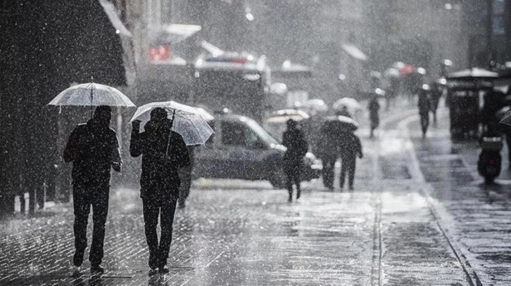 İstanbul Valiliği saat verip uyardı! Sel ve su baskınlarına dikkat