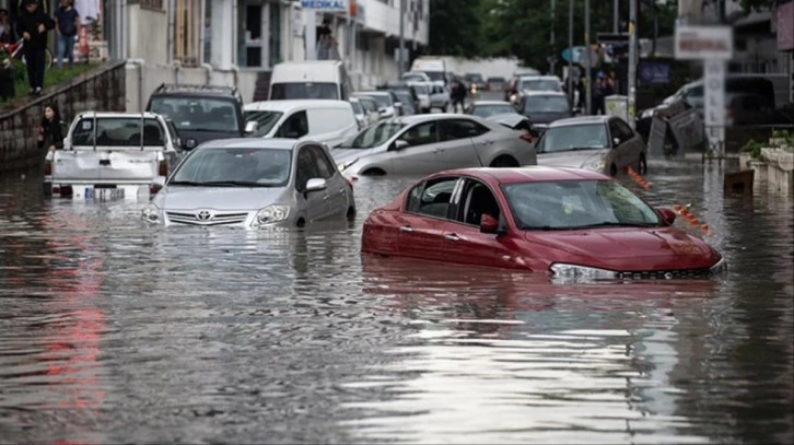 İstanbul Valiliği'nden kuvvetli yağış uyarısı: Saat 16.00'ya kadar dikkatli olunmalı