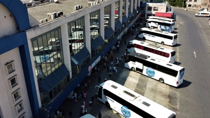 İstanbul'a dönüş trafiği! Otogarlarda yoğunluk sürüyor