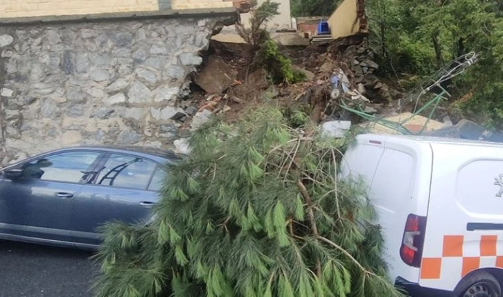 İstanbul'da binanın istinat duvarı araçların üzerine düştü