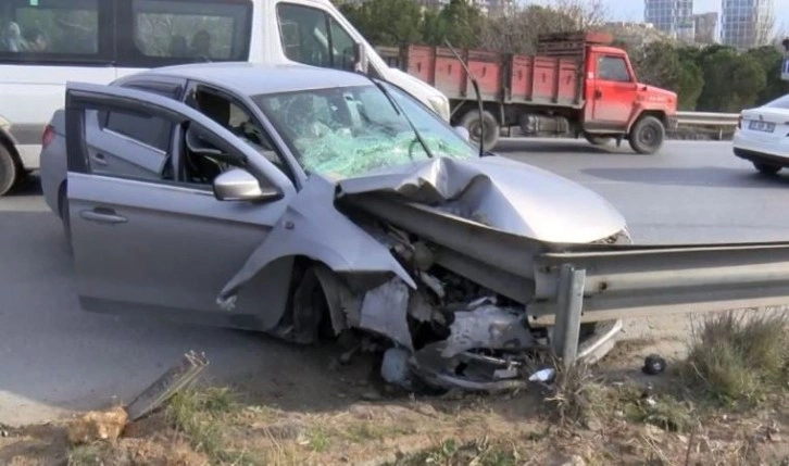 İstanbul'da feci kaza: Otomobil bariyere ok gibi saplandı!