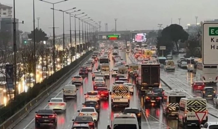 İstanbul'da haftanın ilk iş gününde trafik yoğunluğu yaşanıyor