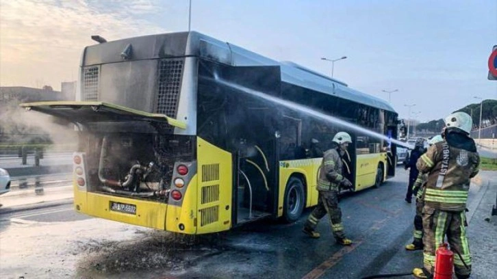 İstanbul'da İETT'den bilindik manzara: Yandı, çarptı, yolda kaldı!