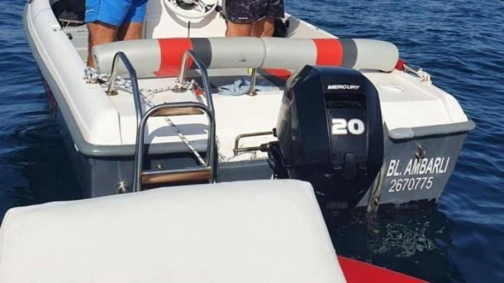 İstanbul'da jet-skiyle gelerek tekne motoru çalıyorlar