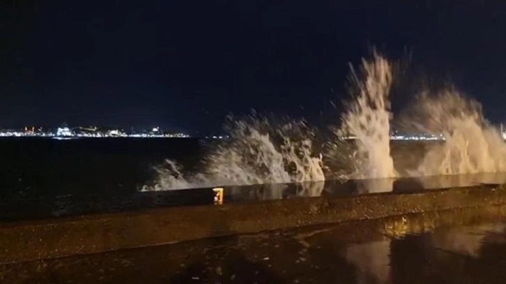 İstanbul'da lodos etkisini gösteriyor! Bazı vapur seferleri iptal edildi