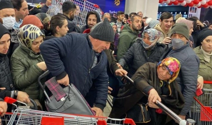 İstanbul’da market açılışında 'indirim' izdihamı