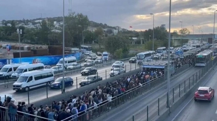 İstanbul’da metrobüs duraklarında yoğunluk