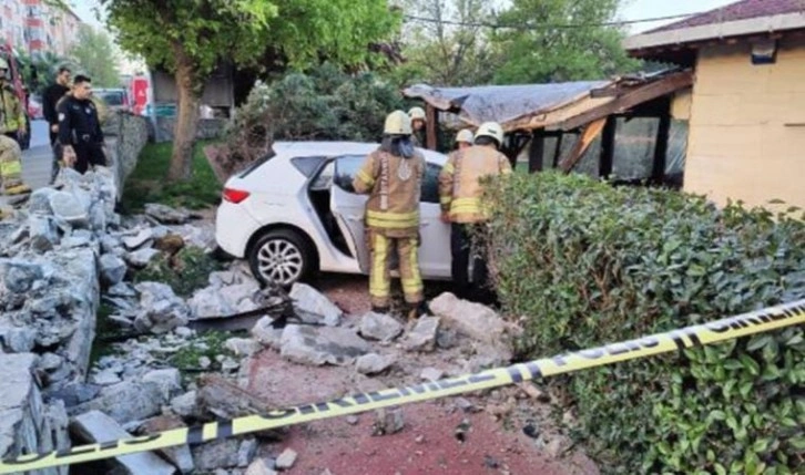 İstanbul'da otomobil kafeye girdi: Bir kişi ağır yaralandı