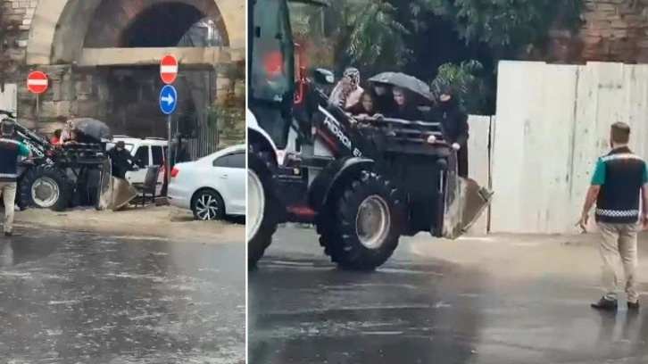 İstanbul'da su birikintisinde mahsur kalanları kepçeyle kurtardılar!