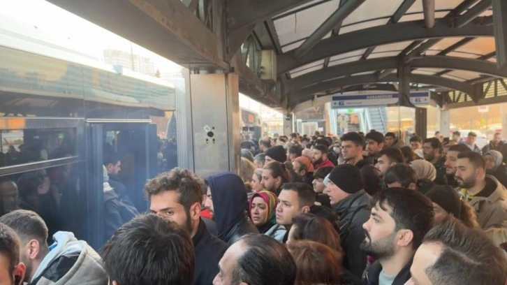 İstanbul'da tekerleklerinden dumanlar çıkan metrobüsün yolcuları tahliye edildi