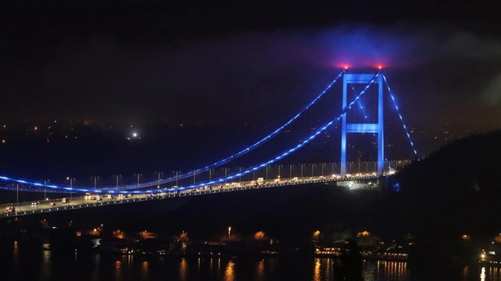 İstanbul'daki iki köprü Dünya Denizcilik Günü için ışıklandırıldı