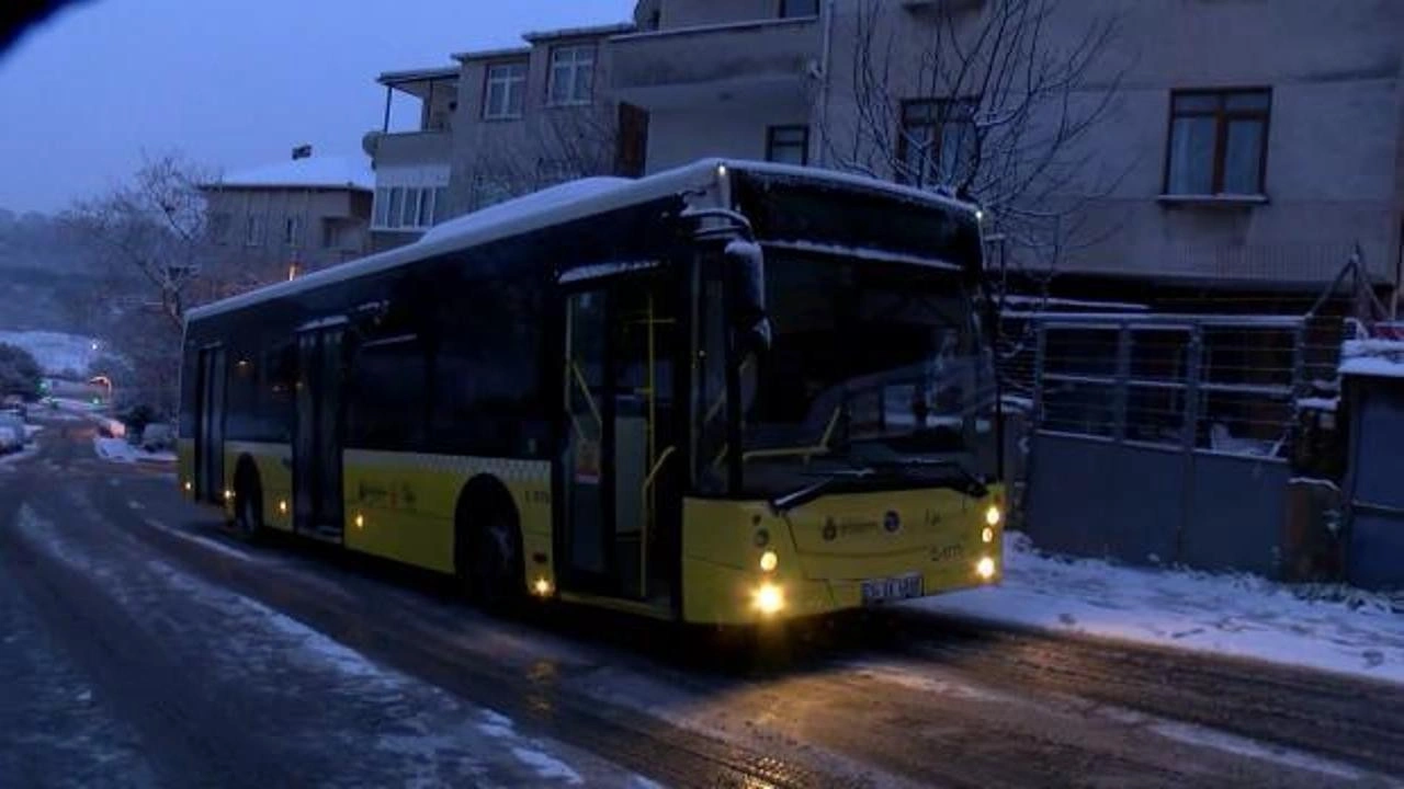 İstanbullular yoğun kara uyandı: İETT otobüsleri yolda kaldı