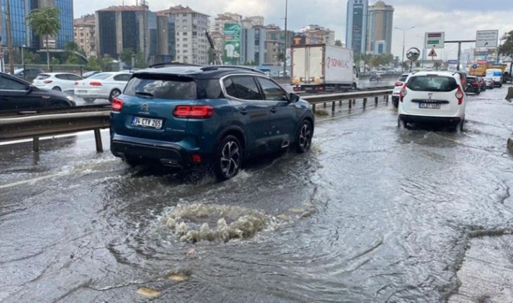 İstanbul'un bazı ilçelerinde gök gürültülü sağanak etkili oluyor