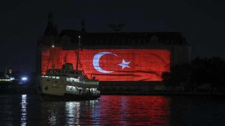 İstanbul'un simge binalarına 15 Temmuz görselleri yansıtıldı