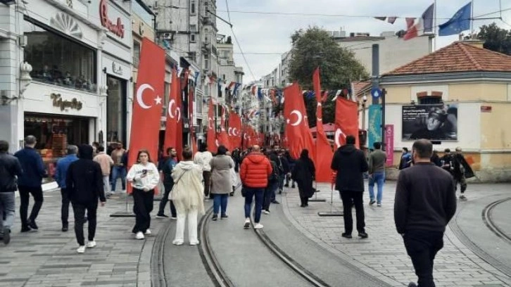 İstiklal Caddesi Türk bayraklarıyla donatıldı