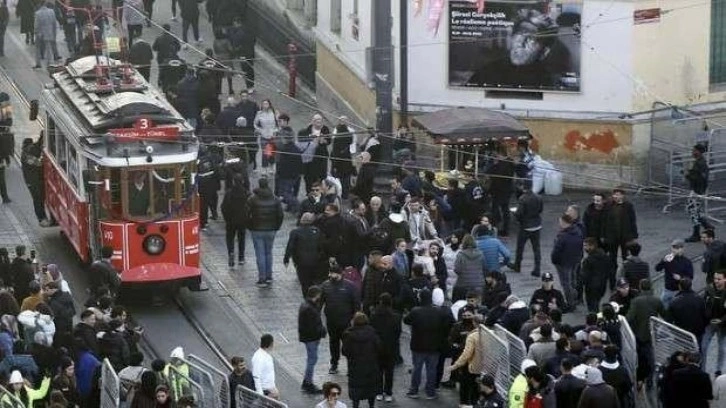 İstiklal Caddesi'nde miladi yılbaşı yoğunluğu! Akın akın geliyorlar