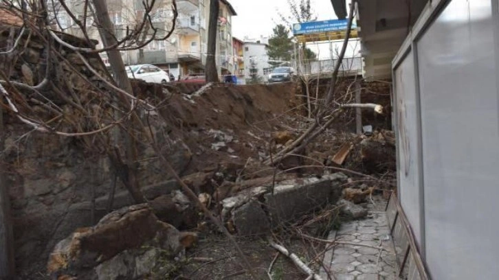 İstinat duvarının çökme anı görüntülendi