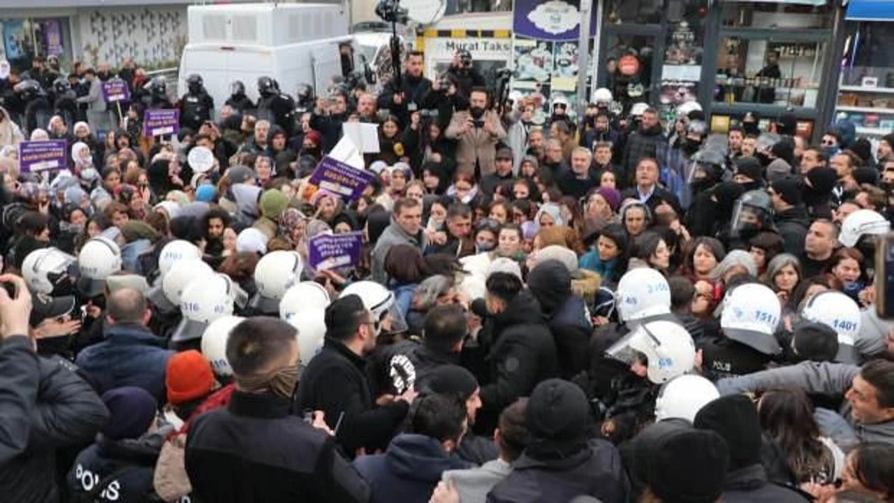 İzinsiz yürüyüşe polis müdahalesi; 17 gözaltı