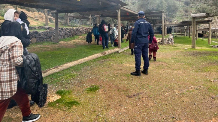 İzmir açıklarında 44 düzensiz göçmen kurtarıldı