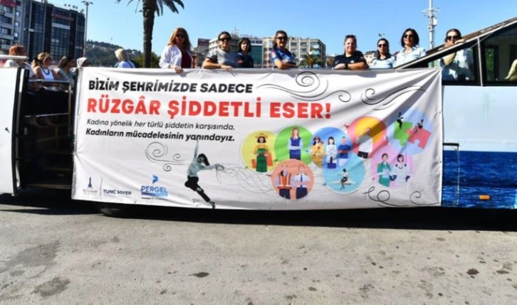 İzmir Büyükşehir Belediyesi'nde çalışan kadınlardan şiddete karşı farkındalık eylemi