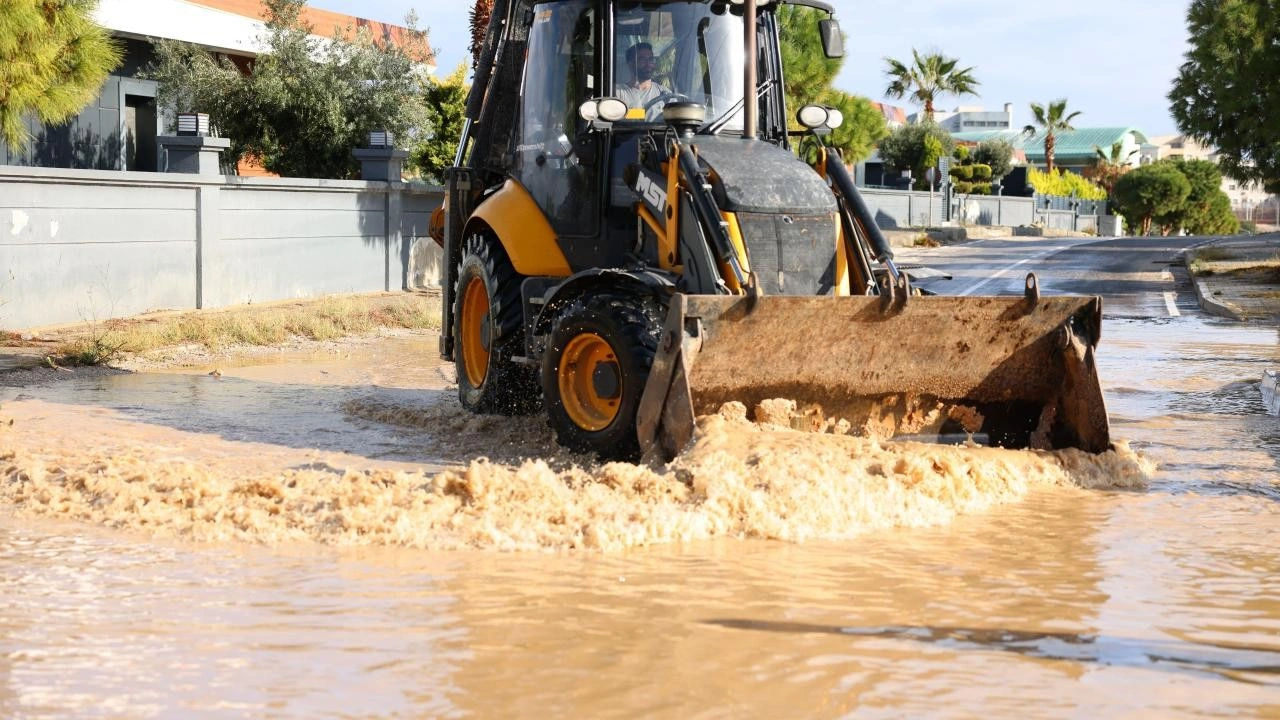 İzmir Çeşme'de etkili olan sağanak hayatı olumsuz etkiledi