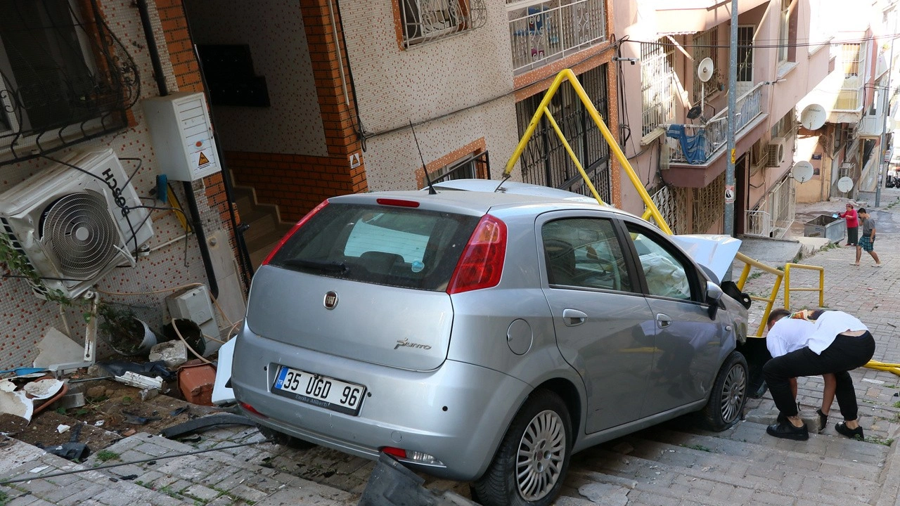 İzmir'de şaşkına çeviren kaza! Merdivenlere düştü