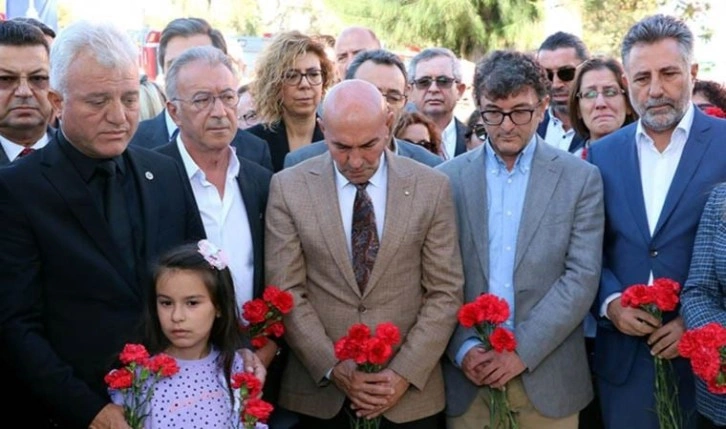 İzmir depreminin 2. yılı: Hayatını kaybedenler karanfillerle anıldı