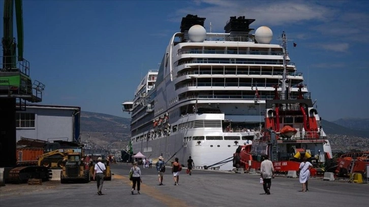 İzmir'e ilk 6 ayda kruvaziyerlerle 73 bin 227 yolcu geldi