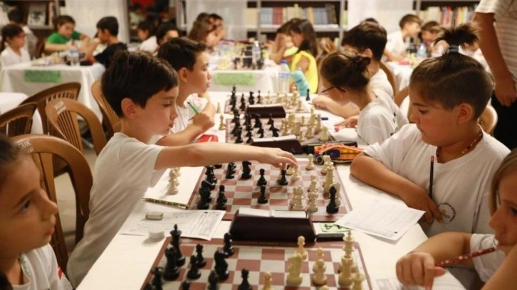 İzmir Selçuk'ta satranç turnuvası heyecanı! Çocuklar kıyasıya mücadele etti