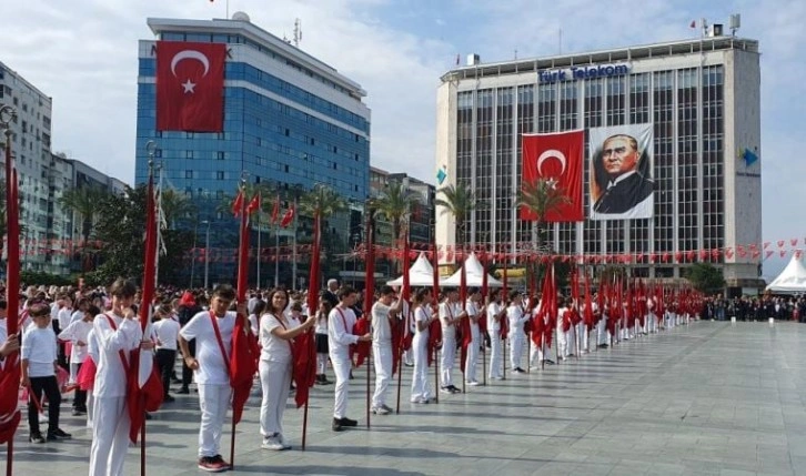 İzmir’de 103. yıl coşkusu