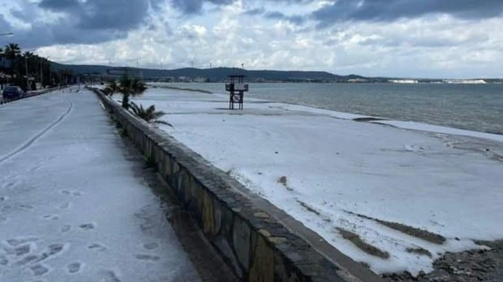 İzmir'de dolu sürprizi: Cadde ve sokaklar beyaza büründü