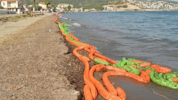 İzmir'de gemiden bırakılan atıklar sahile vurdu