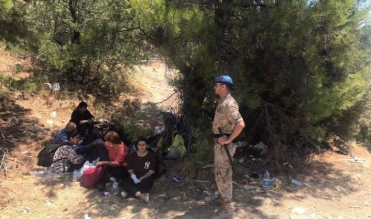 İzmir’de insan kaçakçılığı şüphelisi 2 kişi tutuklandı