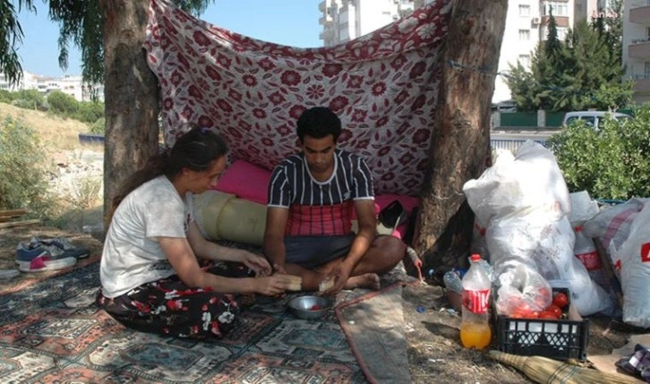 İzmir'de kirasını ödeyemeyen aile, bayram arifesinde 2 yaşındaki kızları ile sokakta kaldı