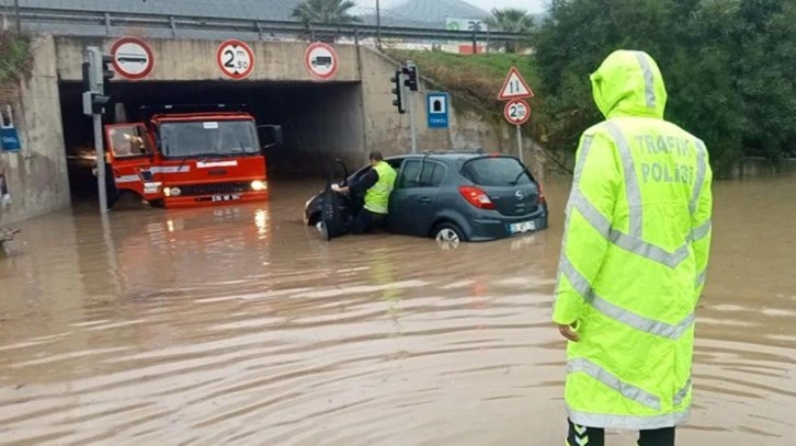 İzmir'de sağanak yağış hayatı felç etti! İş yerlerini su bastı, araçlar yolda mahsur kaldı