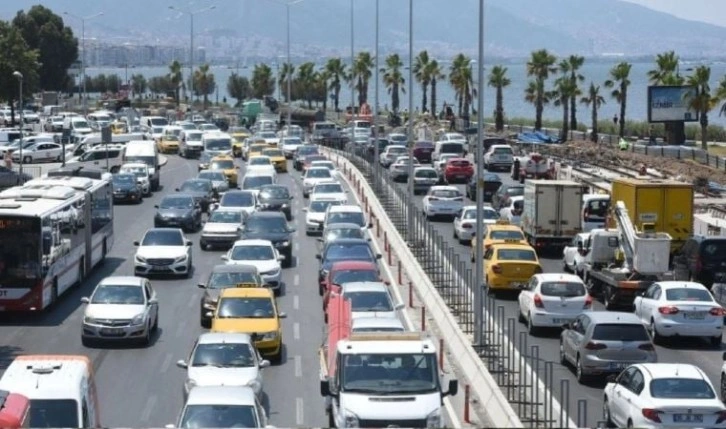 İzmir'de trafiğe kayıtlı araç sayısı yüzde 4,5 arttı