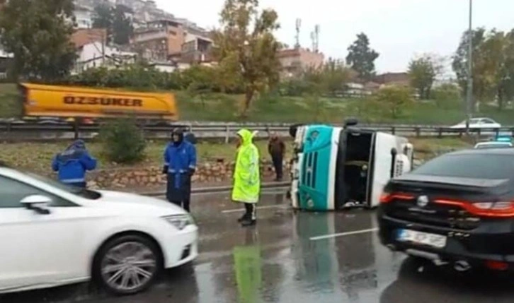 İzmir'de yolcu minibüsü devrildi: Sürücü yaralı!