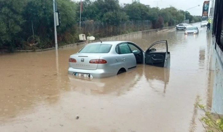 İzmir’i sağanak vurdu: Araçlar suya gömüldü